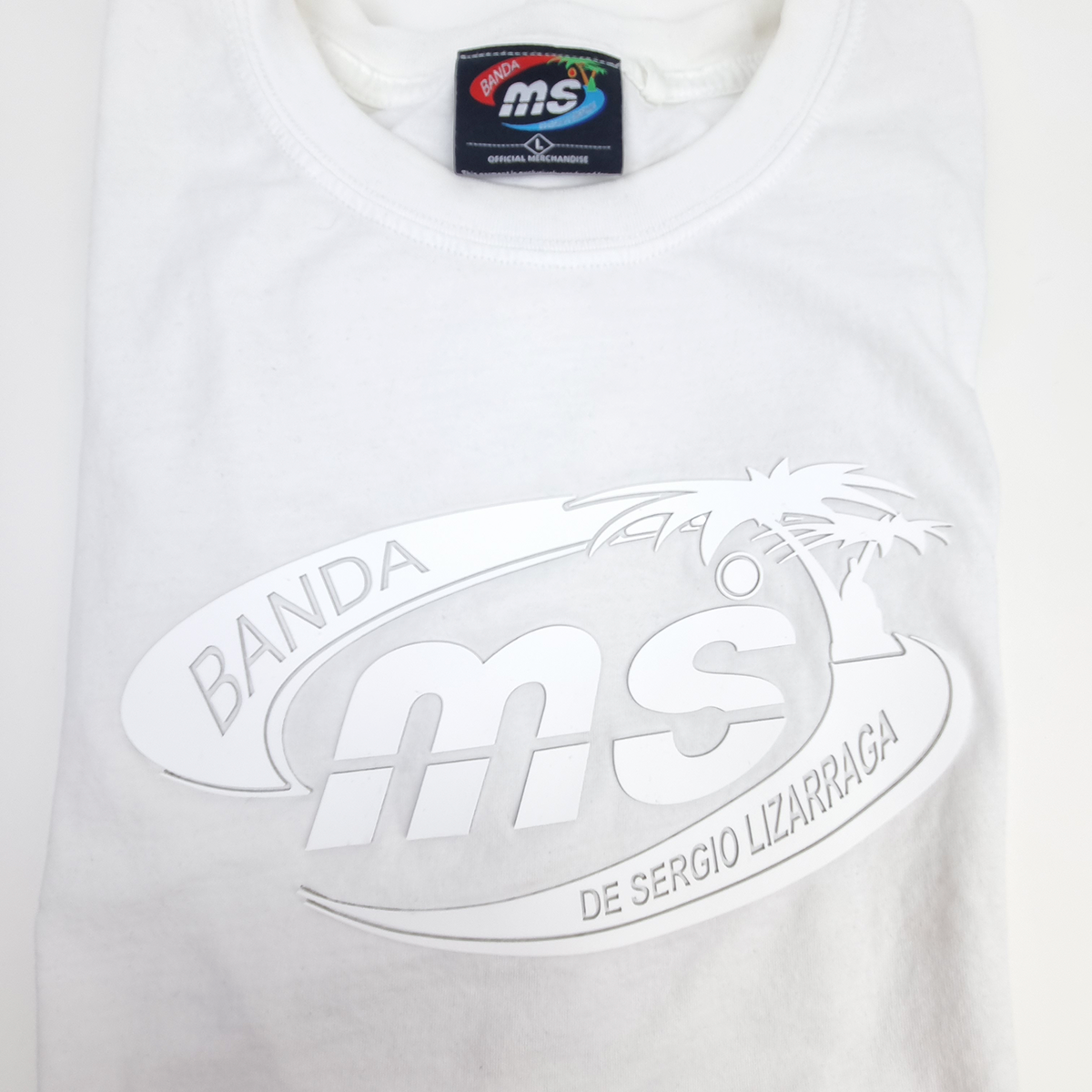 PLAYERA BLANCA TEXTURIZADA CON LOGO CLÁSICO DE SILICONA-BANDA MS