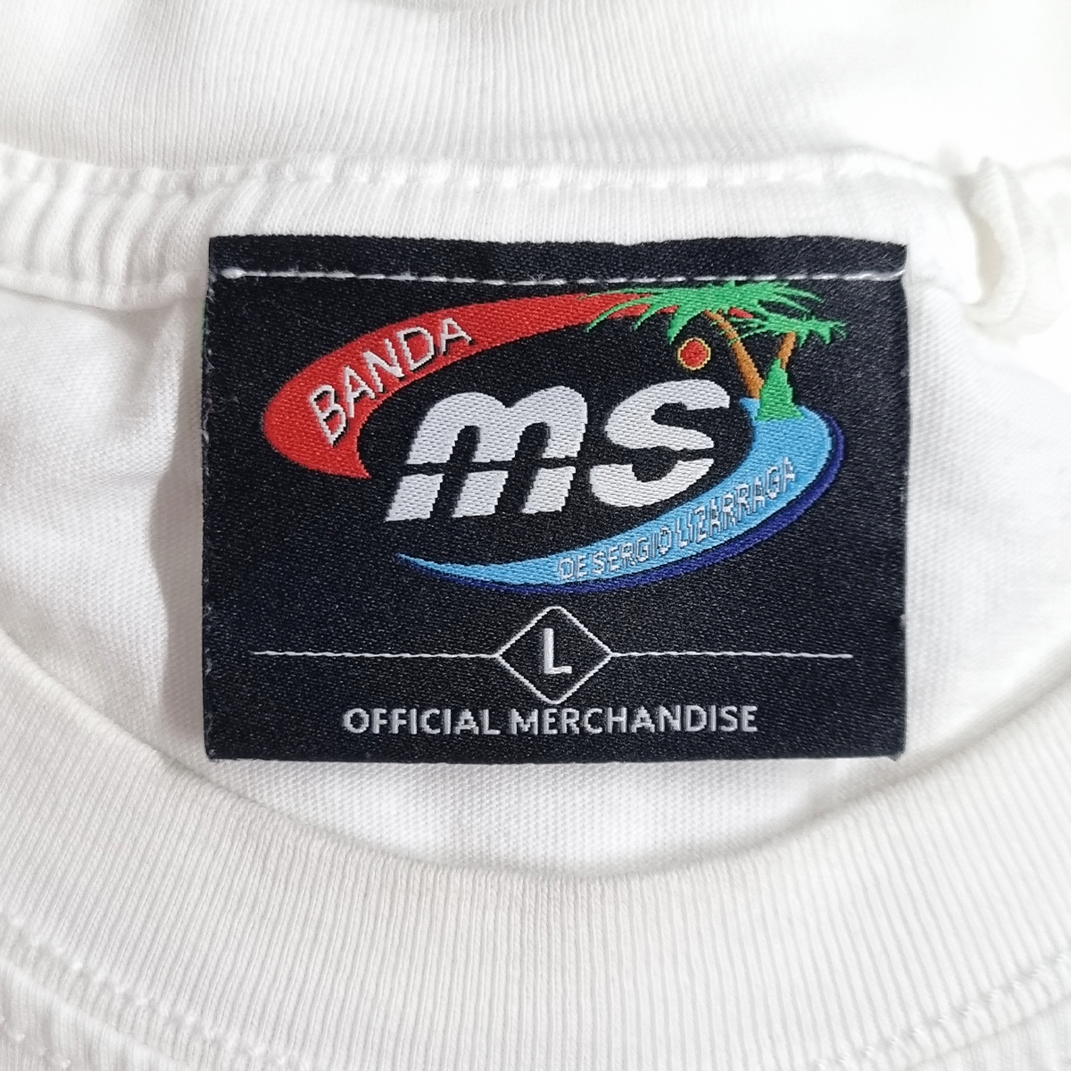 PLAYERA BLANCA TEXTURIZADA CON LOGO CLÁSICO DE SILICONA-BANDA MS